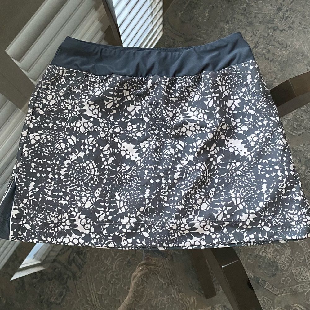 Mondetta women's gray/white print stretch fitness/workout skirt. Size S.